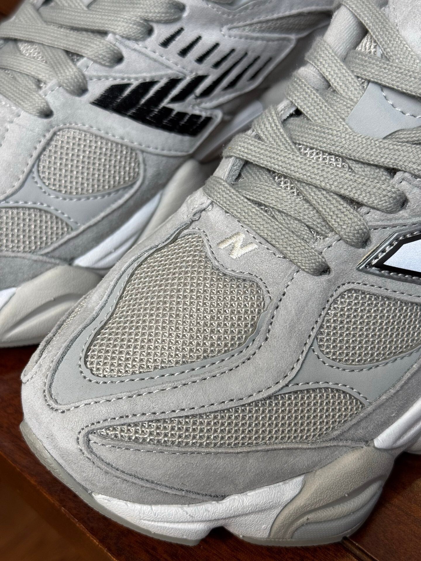 New Balance 9060 grigio metallizzato argento